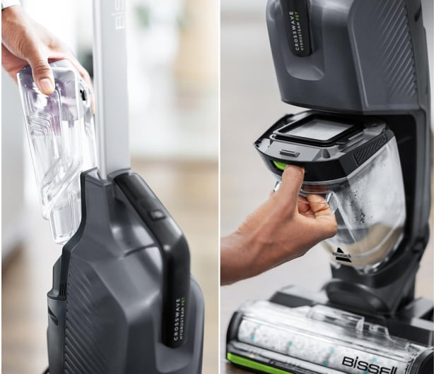 Ręce wyjmują i wkładają zbiorniki na wodę z odkurzacza Bissell CrossWave HydroSteam Pet.