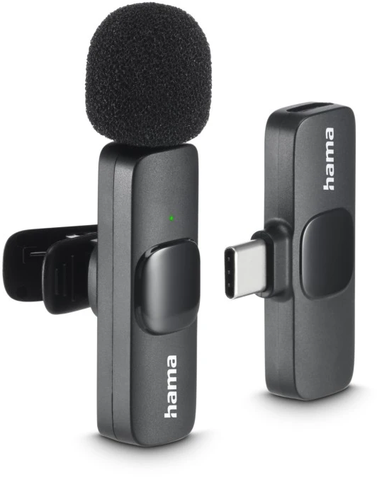 Deux microphones Hama noirs. L'un possède un clip et un couvercle de microphone, l'autre un connecteur USB-C.