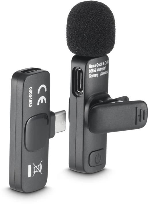 Deux micros sans fil noirs avec connecteur USB-C. L'un a une pince et une bonnette en mousse.