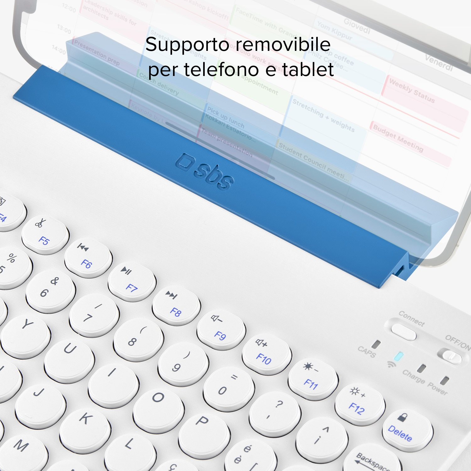 Supporto blu per telefono e tablet su una tastiera bianca. Un calendario è visibile sullo sfondo.