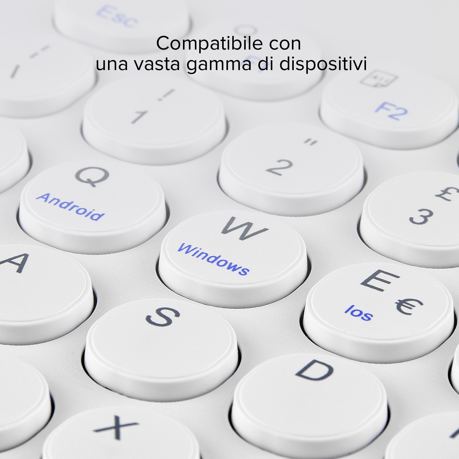 Primo piano di una tastiera bianca. I tasti mostrano lettere, numeri e simboli. Alcuni tasti hanno etichette 'Android', 'Windows' e 'iOS'.