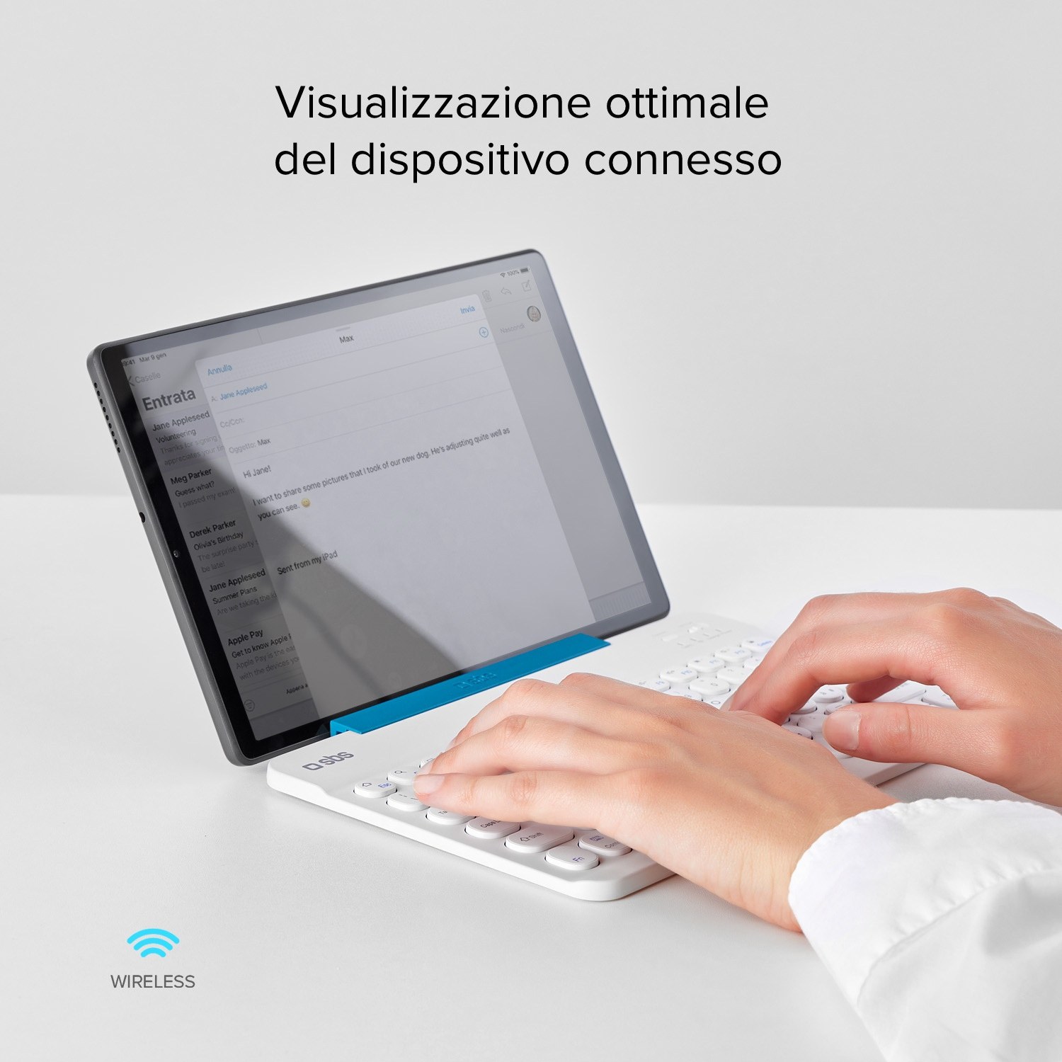 Mani che digitano su una tastiera bianca collegata a un tablet che mostra un'e-mail. La scena è illuminata, con un logo wireless visibile.