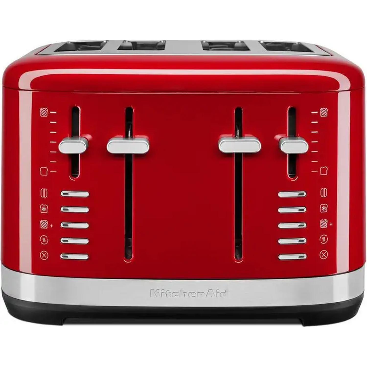 Een rode KitchenAid broodrooster met vier sleuven. Het heeft zilveren bedieningselementen en een zilveren basis. De merknaam staat onderaan.