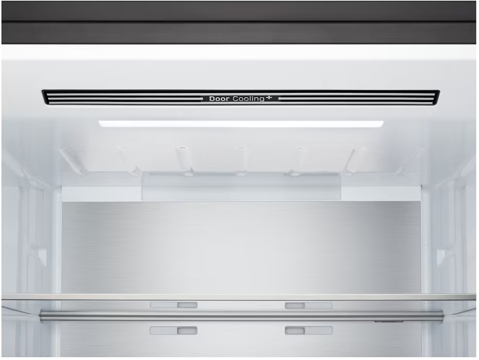 Innenansicht eines Kühlschranks. Mit 'Door Cooling +' Belüftung. Weißer Innenraum mit Metallrückwand und Ablage unten.