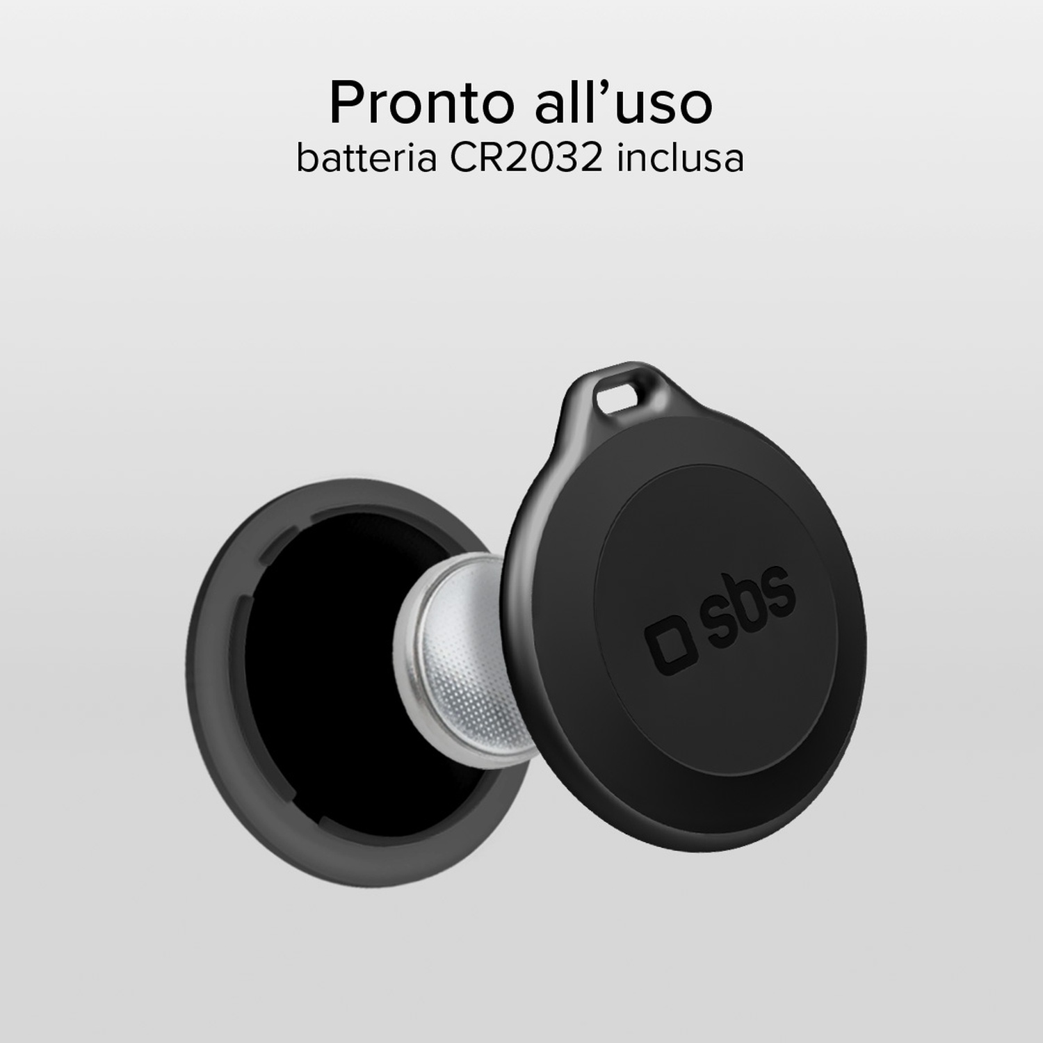 Tracker SBS nero con scomparto aperto che rivela una batteria CR2032. Il tracker è su sfondo bianco.
