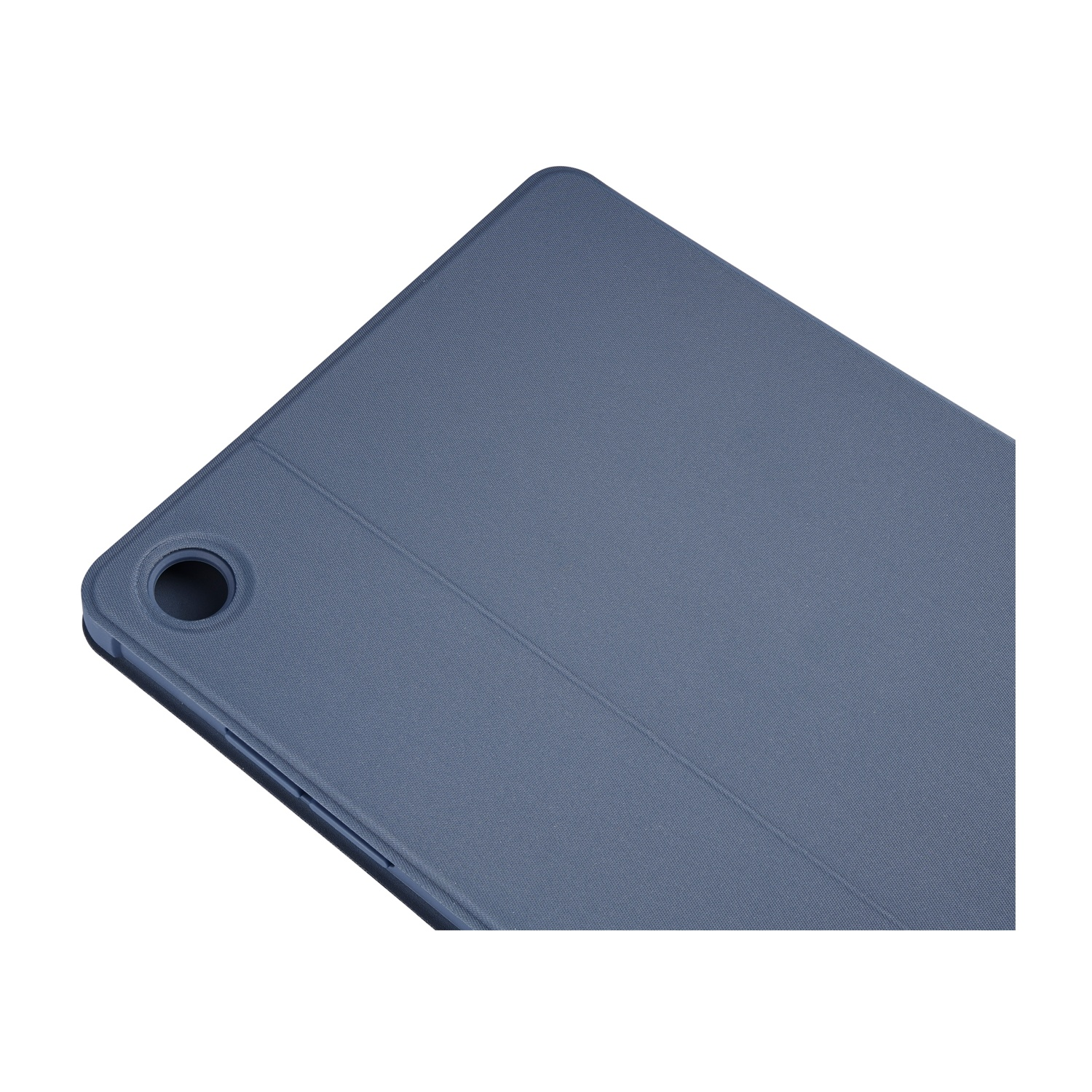 Primo piano di una custodia blu per tablet. La custodia è angolata, mostrando un angolo con un foro per la fotocamera e una cucitura.