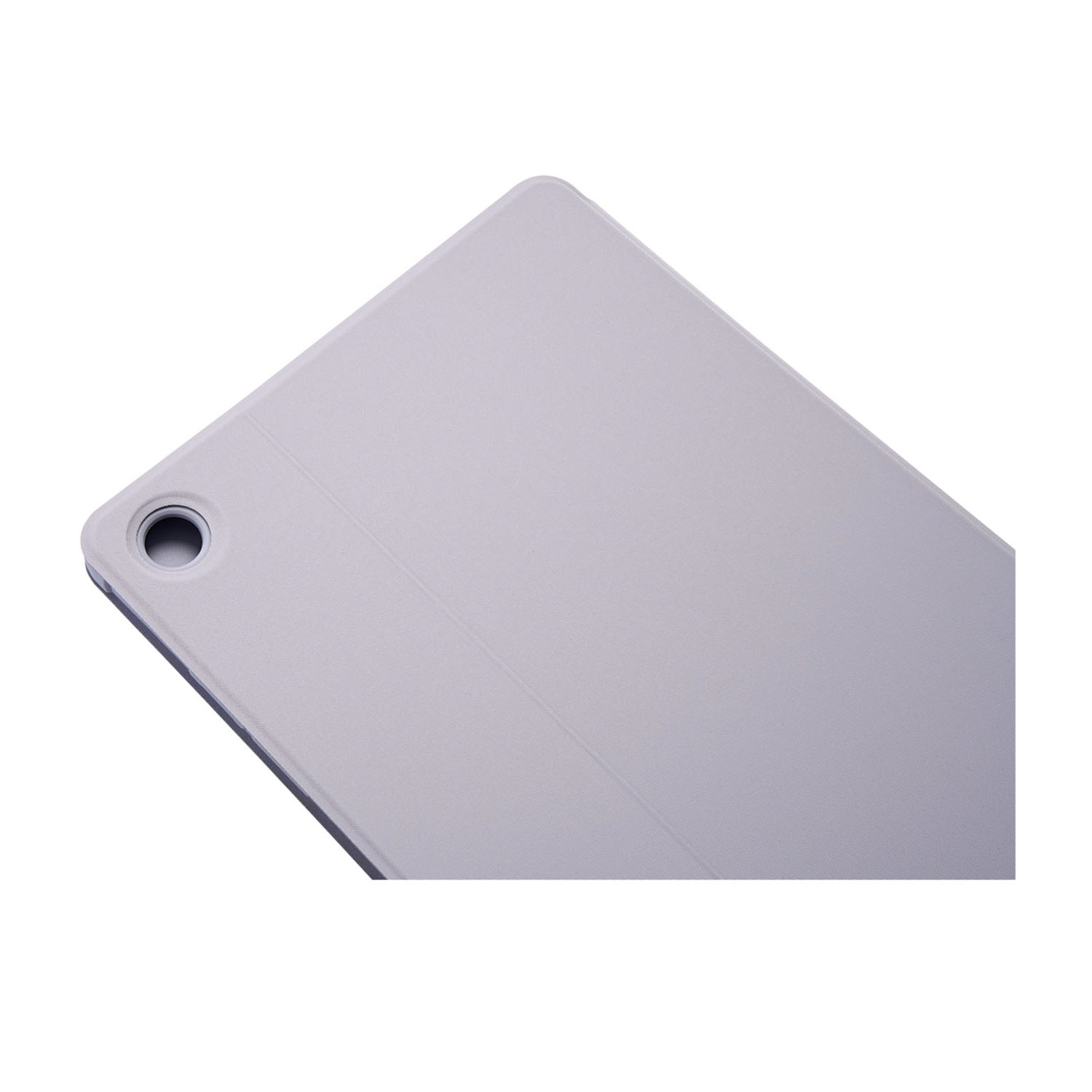 Una custodia per tablet grigio chiaro è angolata, mostrando un foro per la fotocamera. La custodia è su sfondo bianco. È un primo piano.