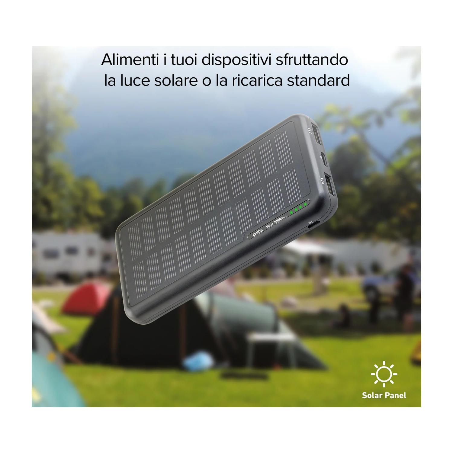È mostrato un power bank solare nero, in un'ambientazione da campeggio. Il testo in italiano dice 'Alimenta i tuoi dispositivi sfruttando la luce solare o la ricarica standard'.