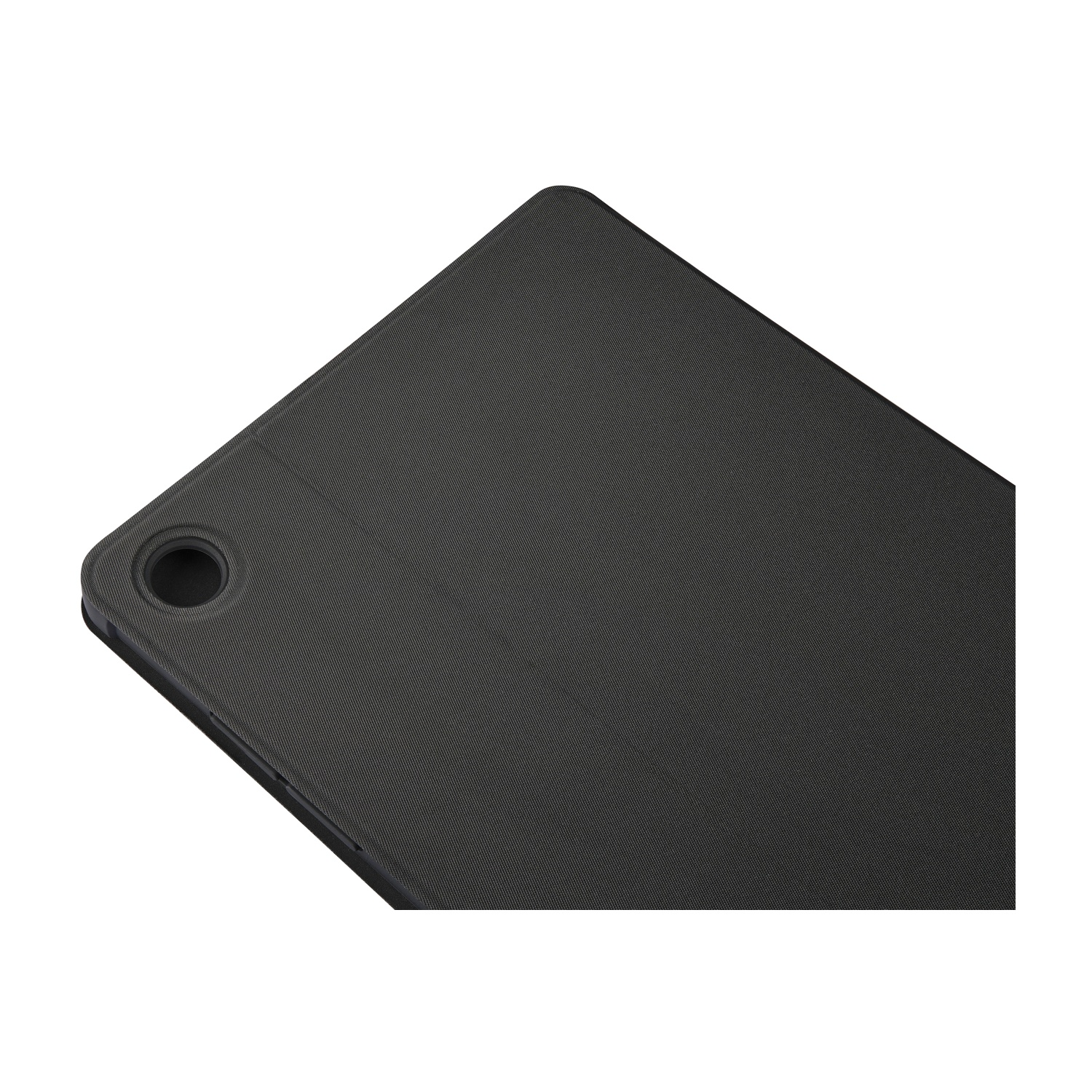 Una custodia nera per tablet con un foro per la fotocamera è angolata su uno sfondo bianco.