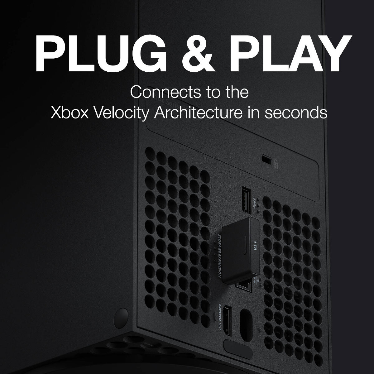 Schwarze Xbox-Konsole mit einer eingesteckten Speichererweiterungskarte. Text: 'PLUG & PLAY' und 'Verbindet...in Sekunden'.