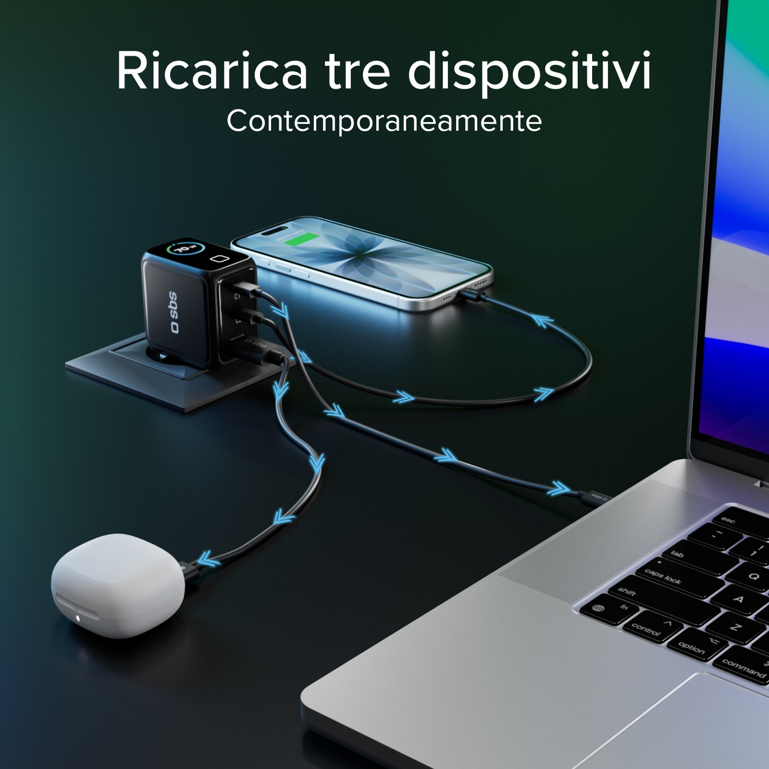 Un caricabatterie nero alimenta un telefono, un laptop e un dispositivo bianco. Il telefono è in carica. Lo sfondo è verde scuro.