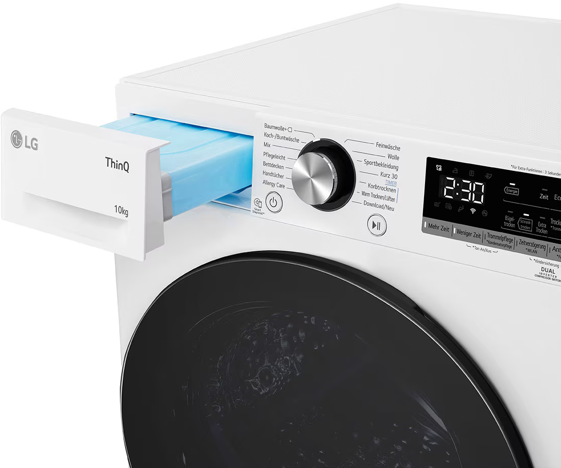 Eine weiße LG Waschmaschine mit geöffneter Waschmittelschublade. Das Display zeigt 2:30. Ein Drehregler zur Programmauswahl ist sichtbar.