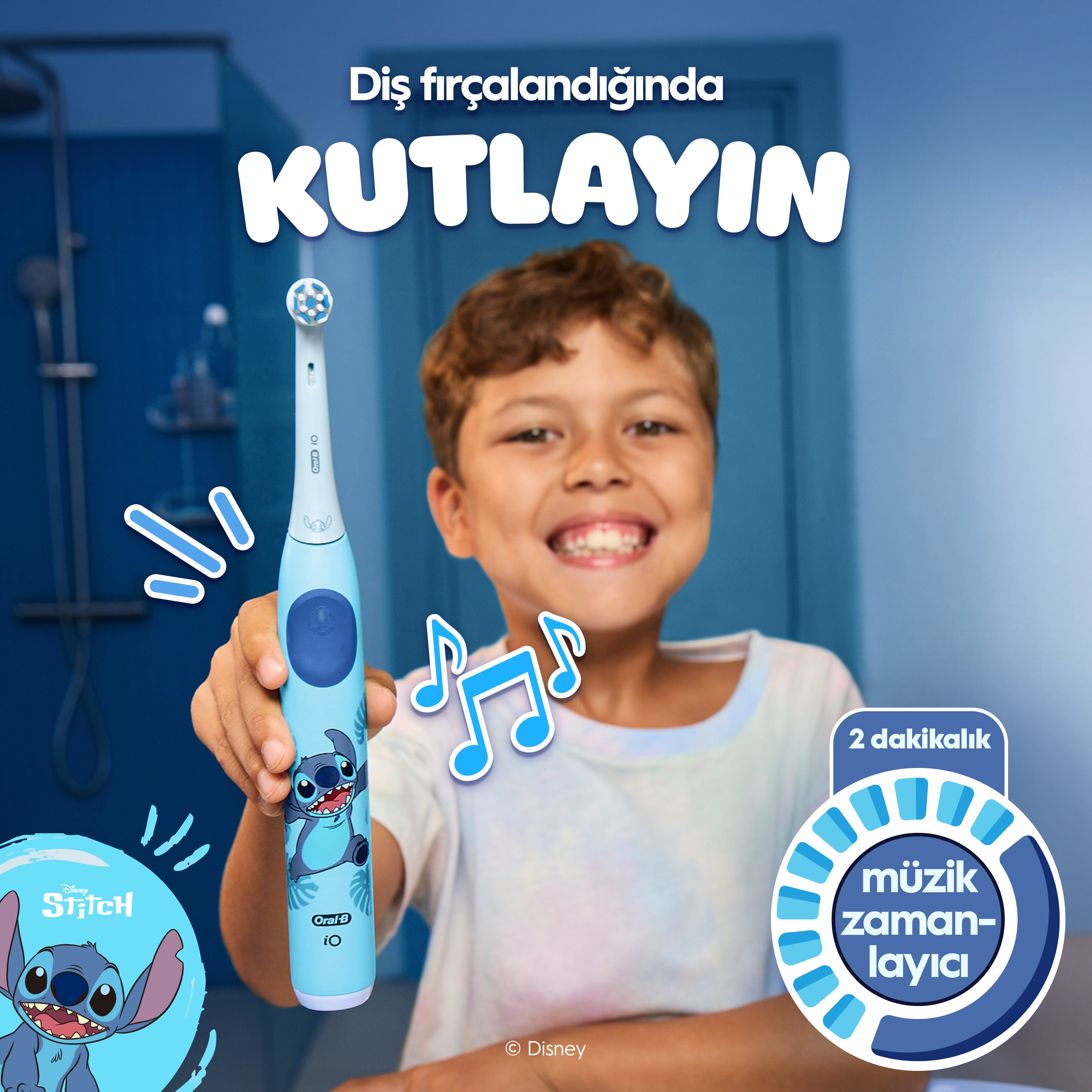 Bir çocuk üzerinde Stitch olan mavi bir diş fırçası tutuyor. Görüntüde müzik notaları ve metin görülüyor.