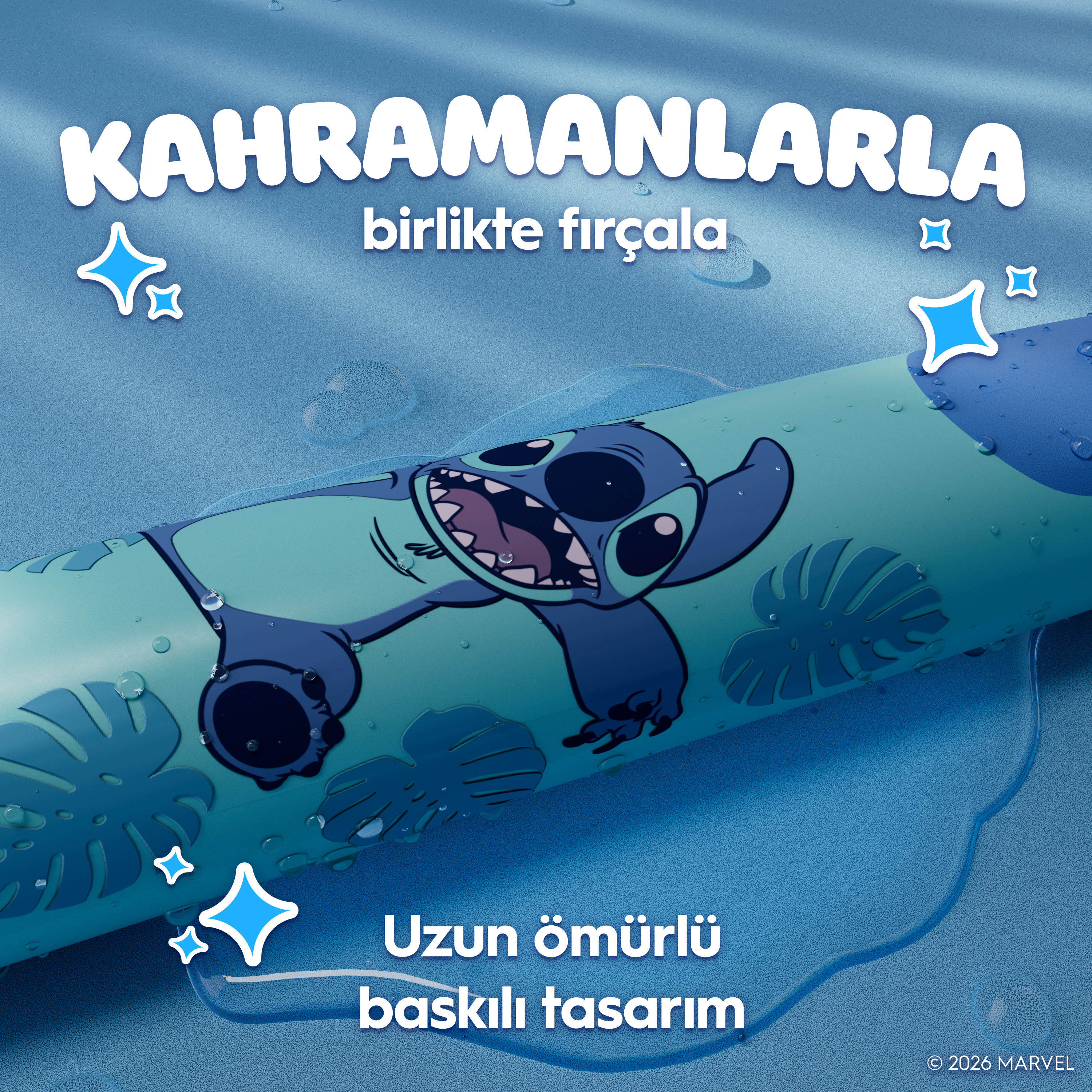 Mavi desenli bir nesne üzerinde Stitch karakteri, su damlalarıyla. Metin: 'kahramanlarla', 'uzun ömürlü tasarım'.