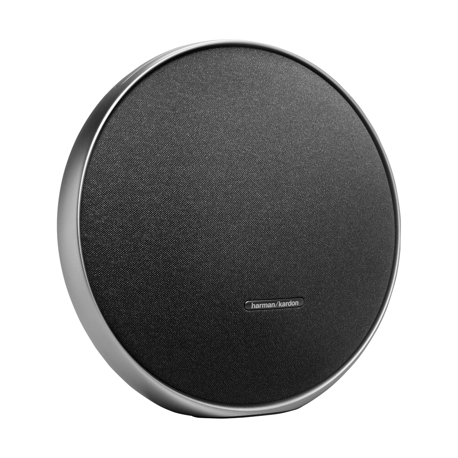 Un altoparlante circolare con frontale in rete nera, rifinitura argentata e logo 'harman/kardon'. Lo sfondo è bianco.