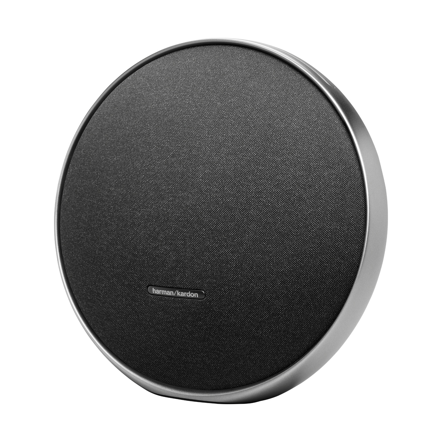 Un altoparlante rotondo con parte anteriore in tessuto nero e bordo metallico argentato. Il marchio 'harman/kardon' è visibile.