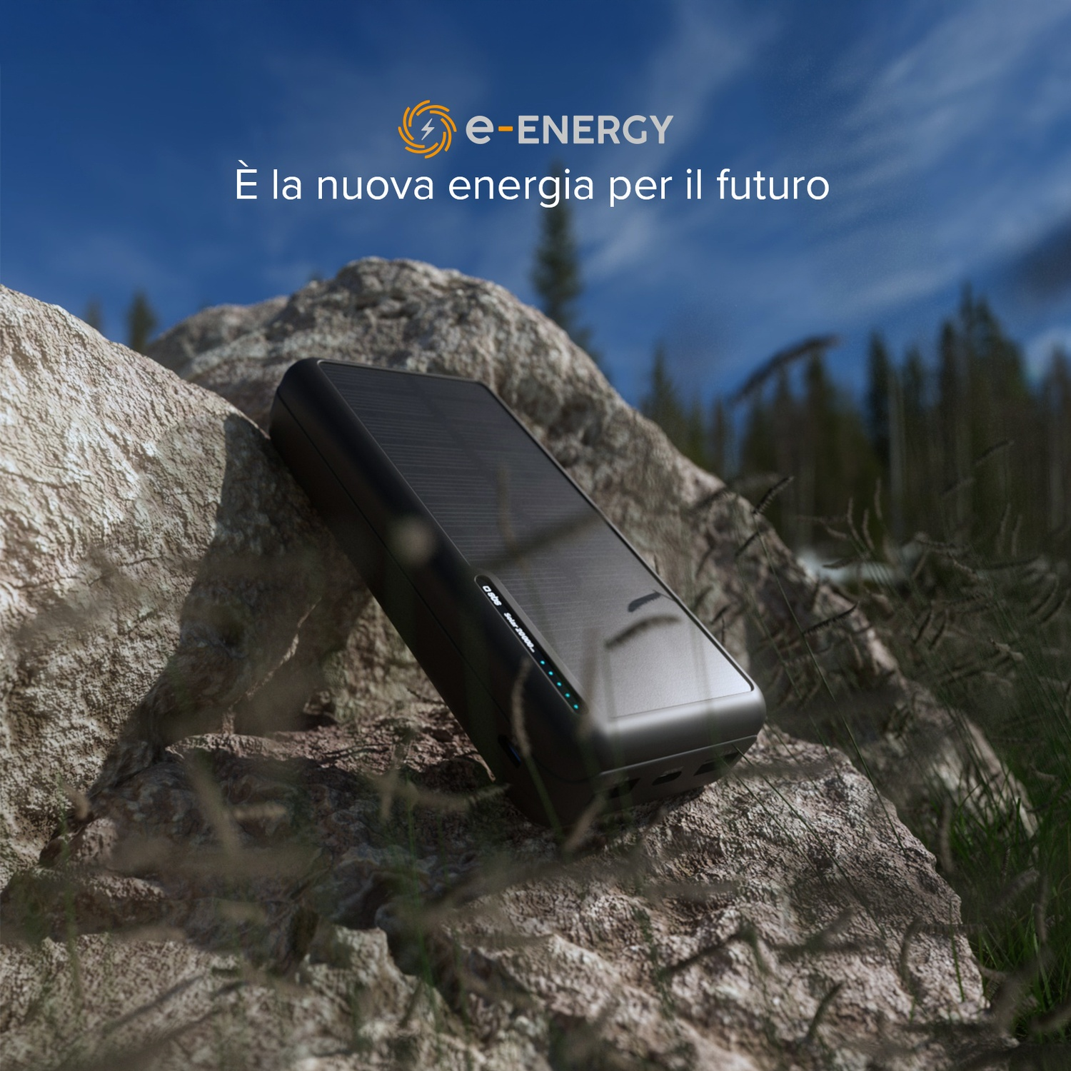 Un power bank solare nero poggia su una roccia. Il cielo è blu con il logo e-Energy. Erba verde sullo sfondo.