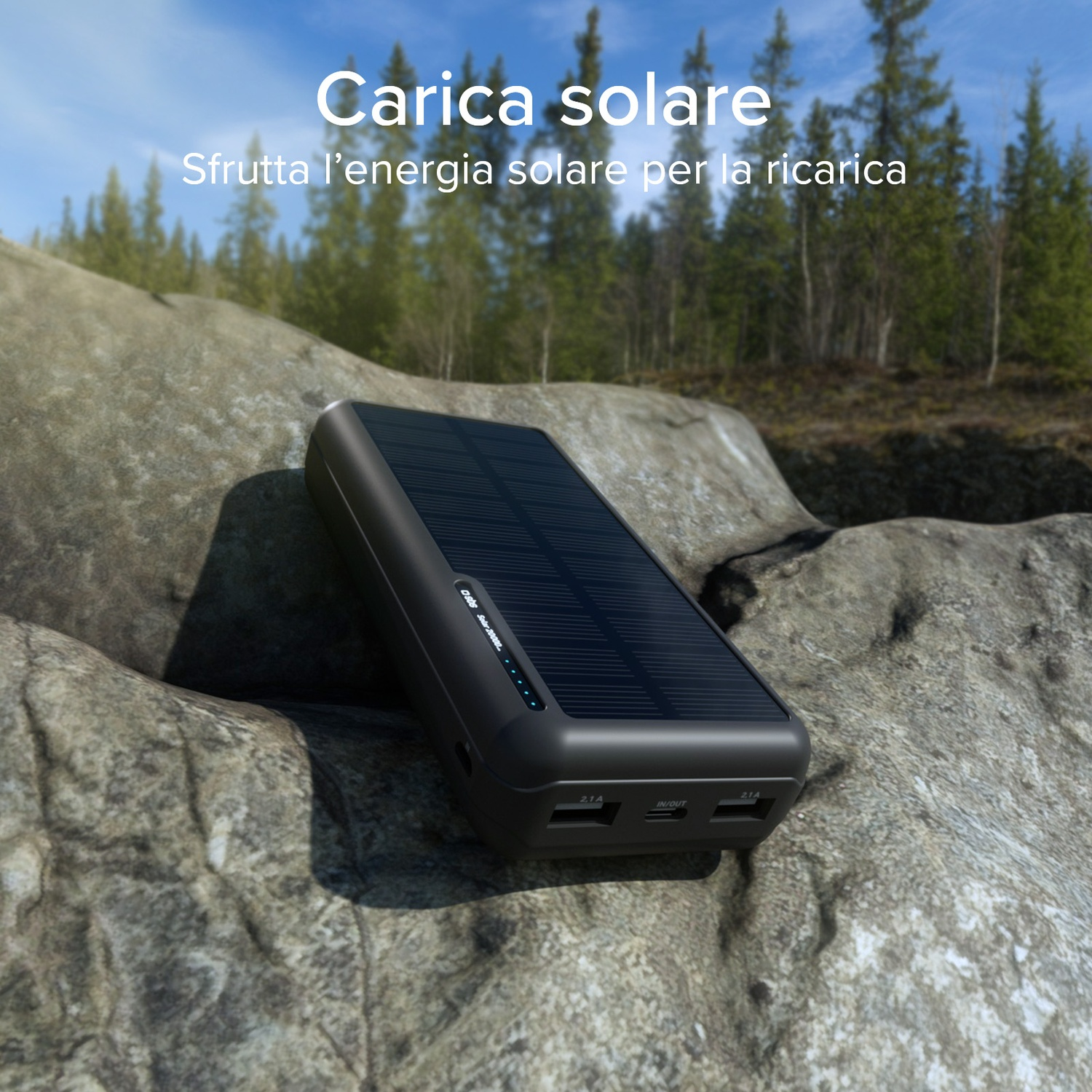 Un caricatore solare nero su una roccia. Ha un pannello solare e porte di ricarica. Lo sfondo mostra alberi e cielo blu.