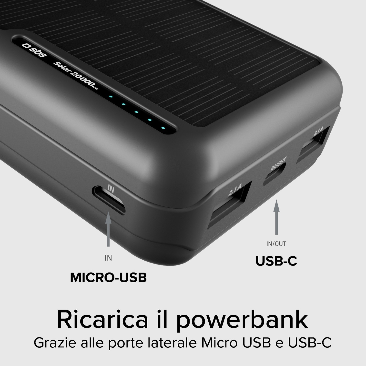 Un power bank nero con pannello solare. Ha porte USB-C e Micro-USB. Il testo indica la ricarica tramite queste porte.