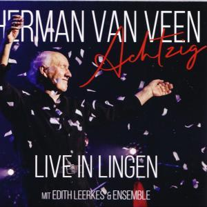 Mann auf der Bühne, Arme erhoben, Konfetti fällt. Text: Herman van Veen, Achtzig, Live in Lingen, mit Edith Leerkes & Ensemble.