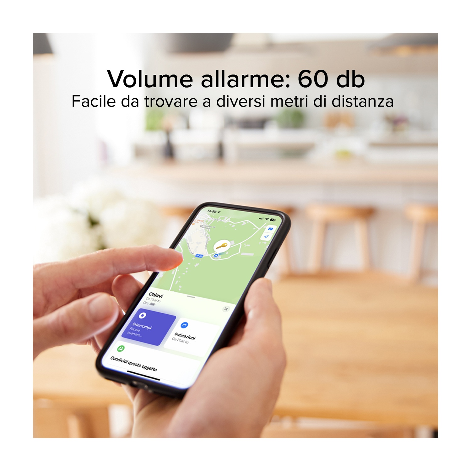 Una persona tiene in mano uno smartphone che mostra una mappa con la posizione della chiave. Testo: 'Volume allarme: 60 db' e 'Facile da trovare'.