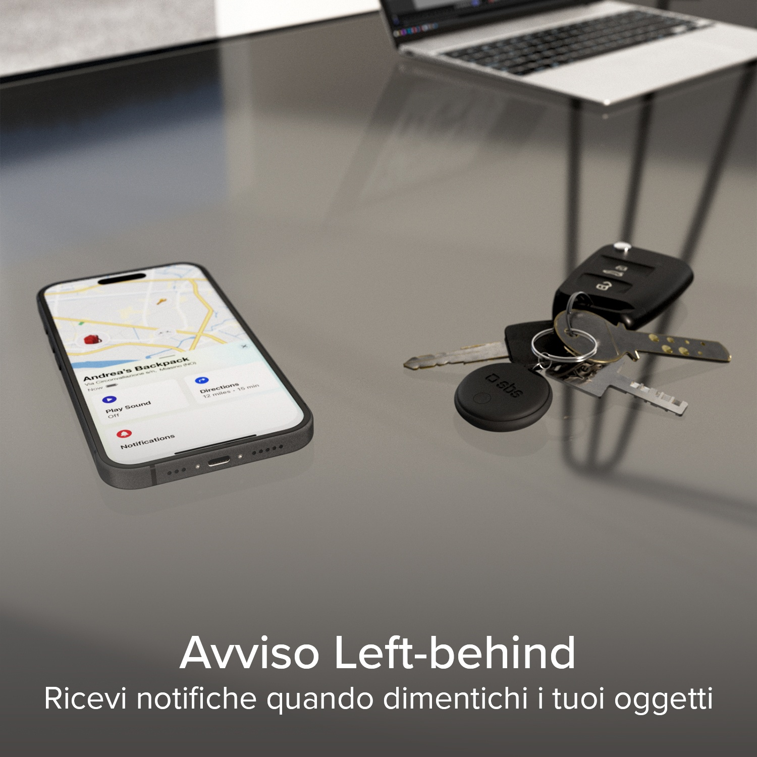 Un telefono con mappa, chiavi e laptop su una superficie riflettente. Le chiavi hanno un tracker SBS.