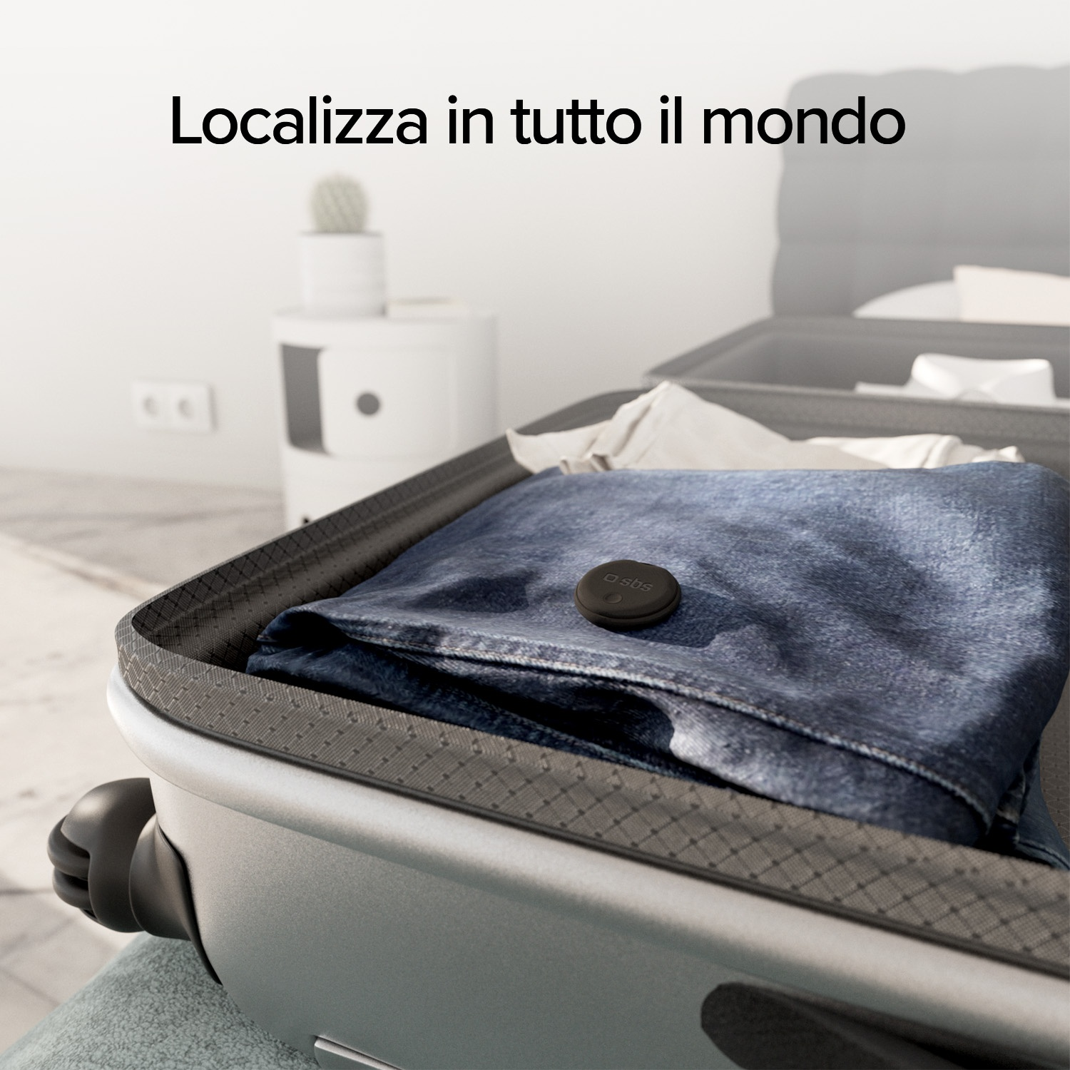 Valigia aperta con vestiti e un dispositivo di localizzazione sopra. Testo: 'Localizza in tutto il mondo'.