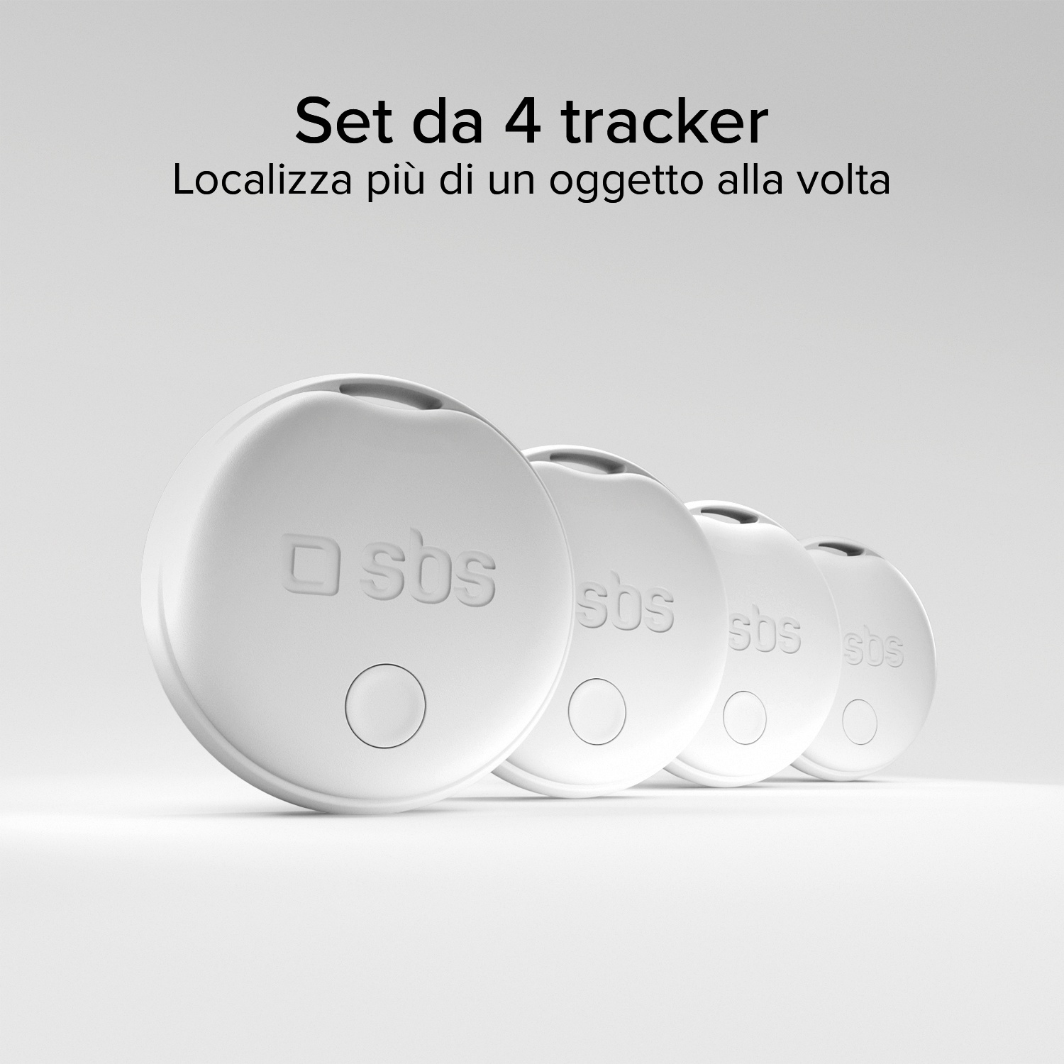 Quattro tracker bianchi in fila, ognuno con un pulsante e il logo 'sbs'. Il testo sopra dice 'Set da 4 tracker'.