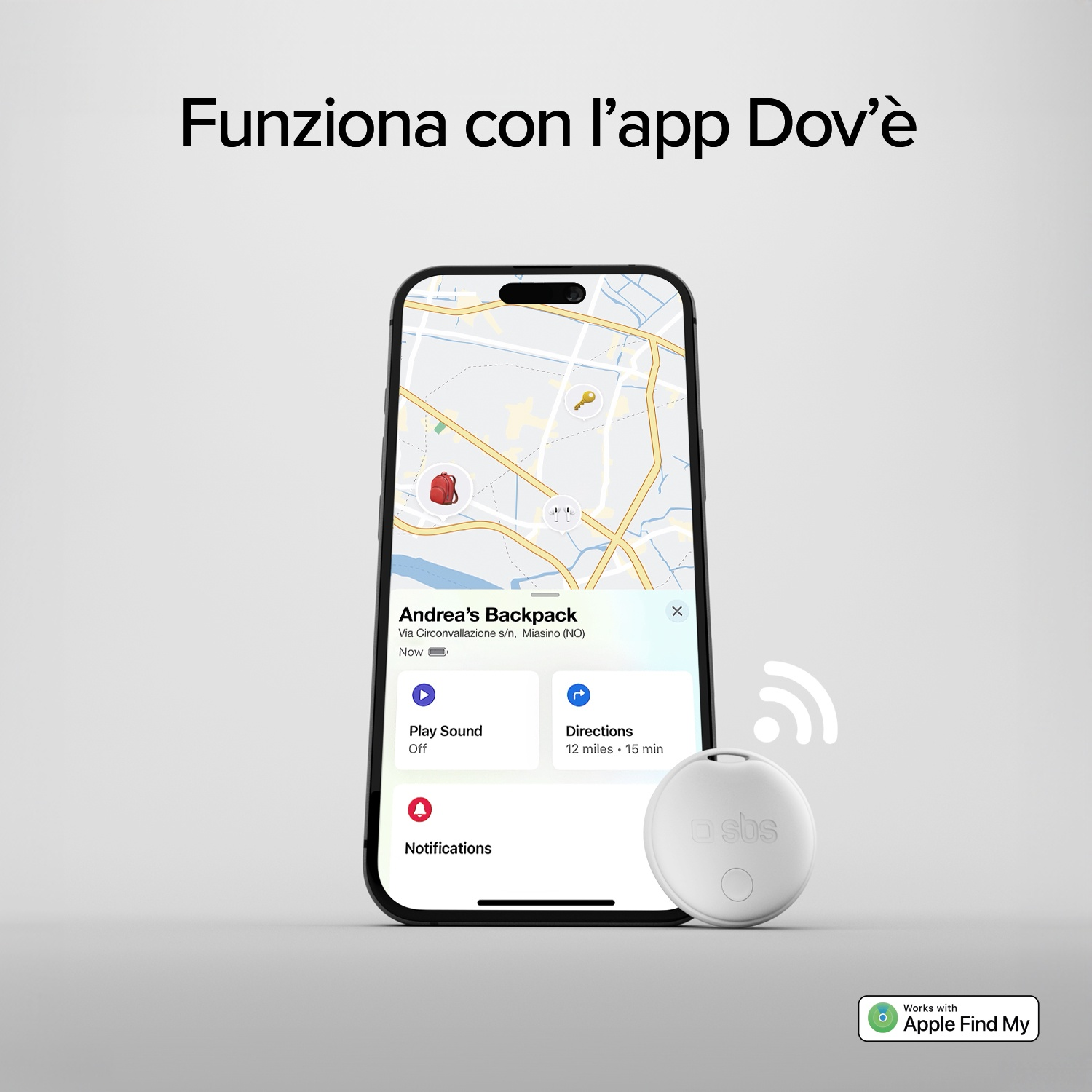 Uno smartphone mostra una mappa con un'icona di zaino rossa. Accanto, un tracker bianco con il logo SBS e il logo Apple Find My.
