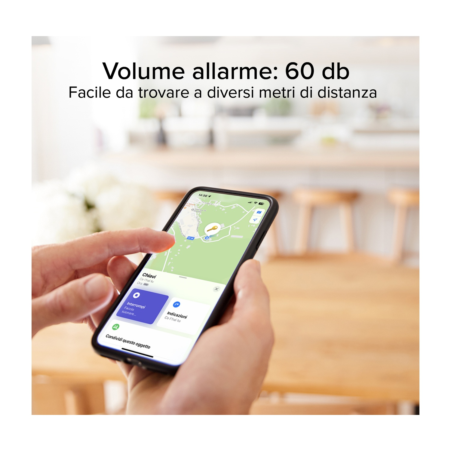 Una persona tiene in mano un telefono che mostra una mappa con un indicatore di posizione. Testo sopra: Volume allarme: 60 db. Sfondo: stanza sfocata.