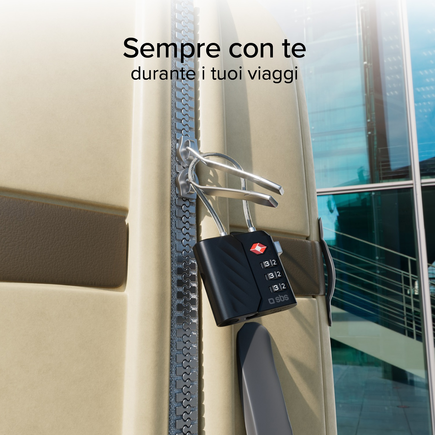 Una valigia beige con un lucchetto nero, la cerniera è aperta. Il lucchetto ha numeri e un diamante rosso. Testo: 'Sempre con te'.