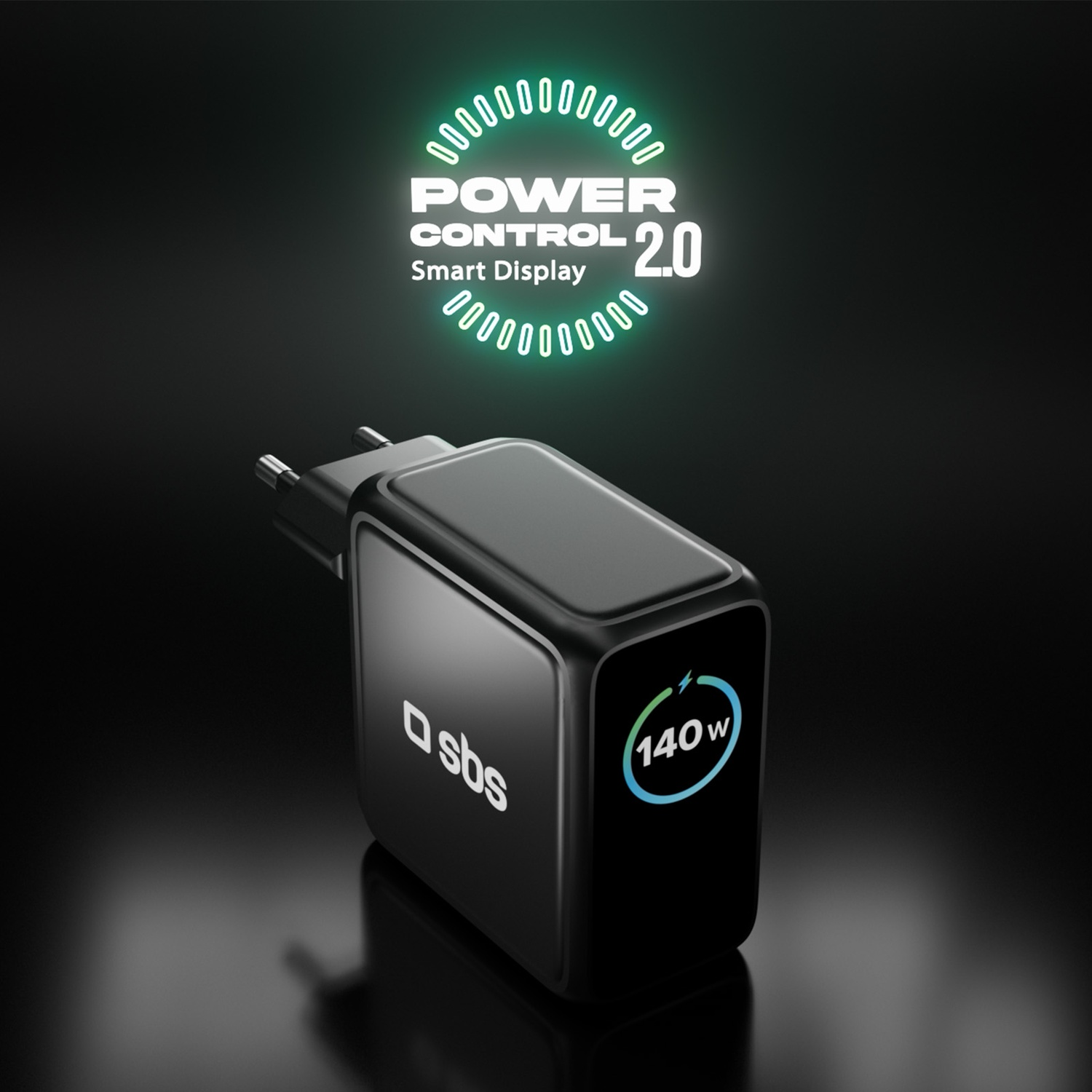 Adattatore di alimentazione SBS nero con display da 140 W. Testo Power Control 2.0 e Smart Display in verde. Sfondo nero con riflesso.