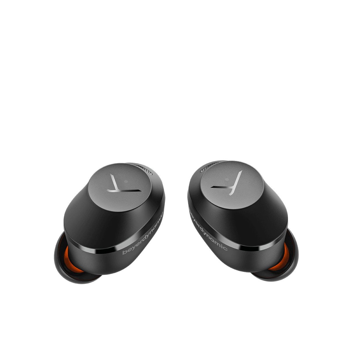 Két fekete Beyerdynamic vezeték nélküli fülhallgató fekete háttér előtt. Mindegyiknek ezüst teteje van 'T' logóval és narancssárga füldugókkal.