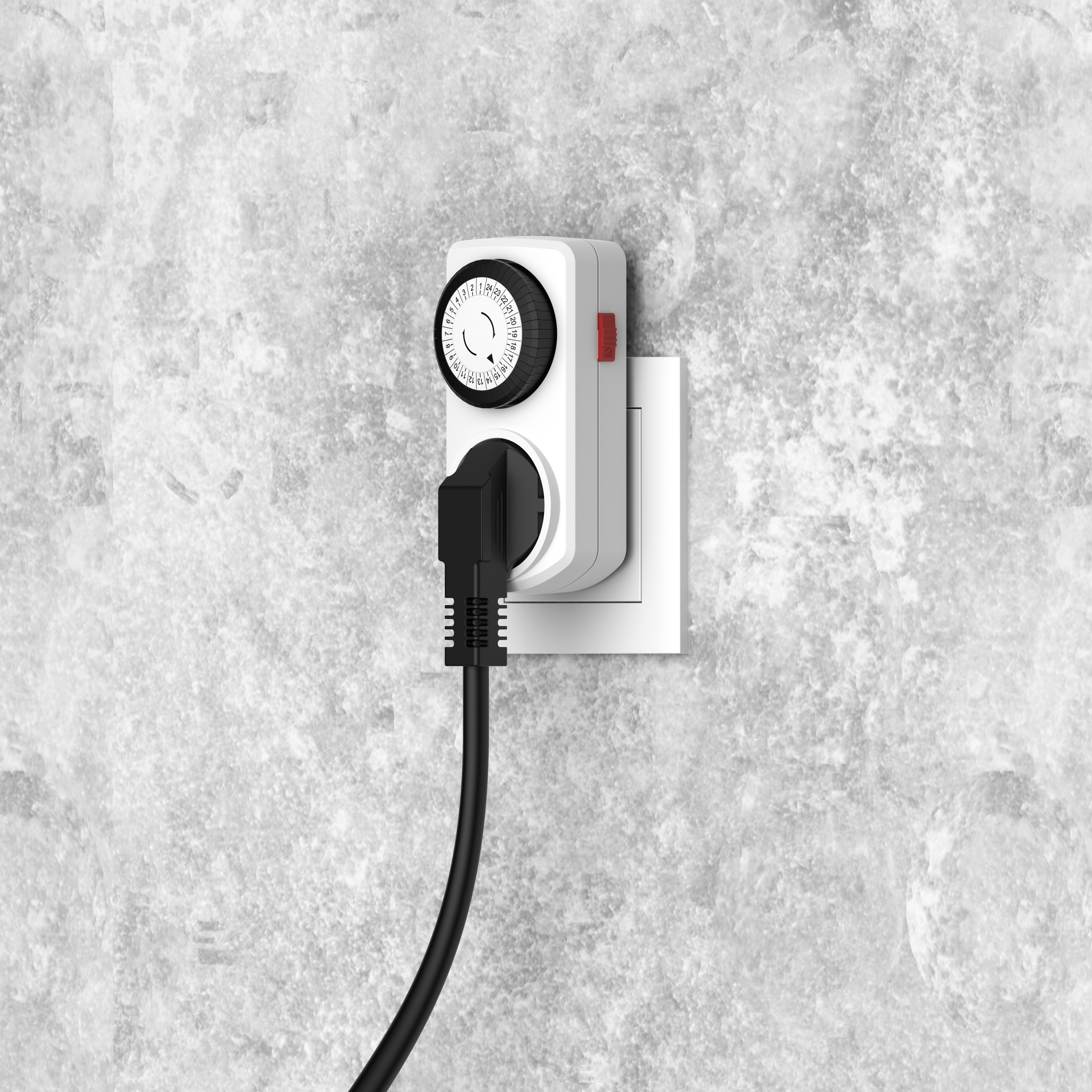 Ein weißer Timer ist in eine Steckdose gesteckt. Er hat einen schwarzen Stecker mit einem schwarzen Kabel. Der Hintergrund ist eine graue, strukturierte Wand.