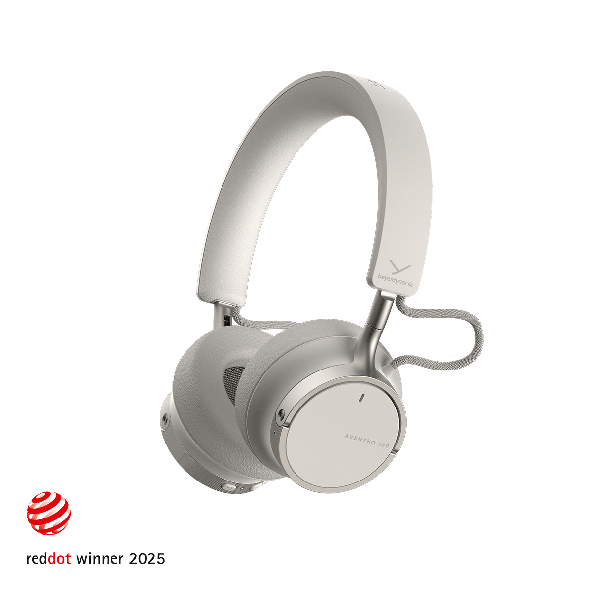 Fehér fejhallgató ezüstszínű részletekkel fekete háttér előtt. Beyerdynamic márka, Aventho 100 modell. Reddot nyertes 2025.