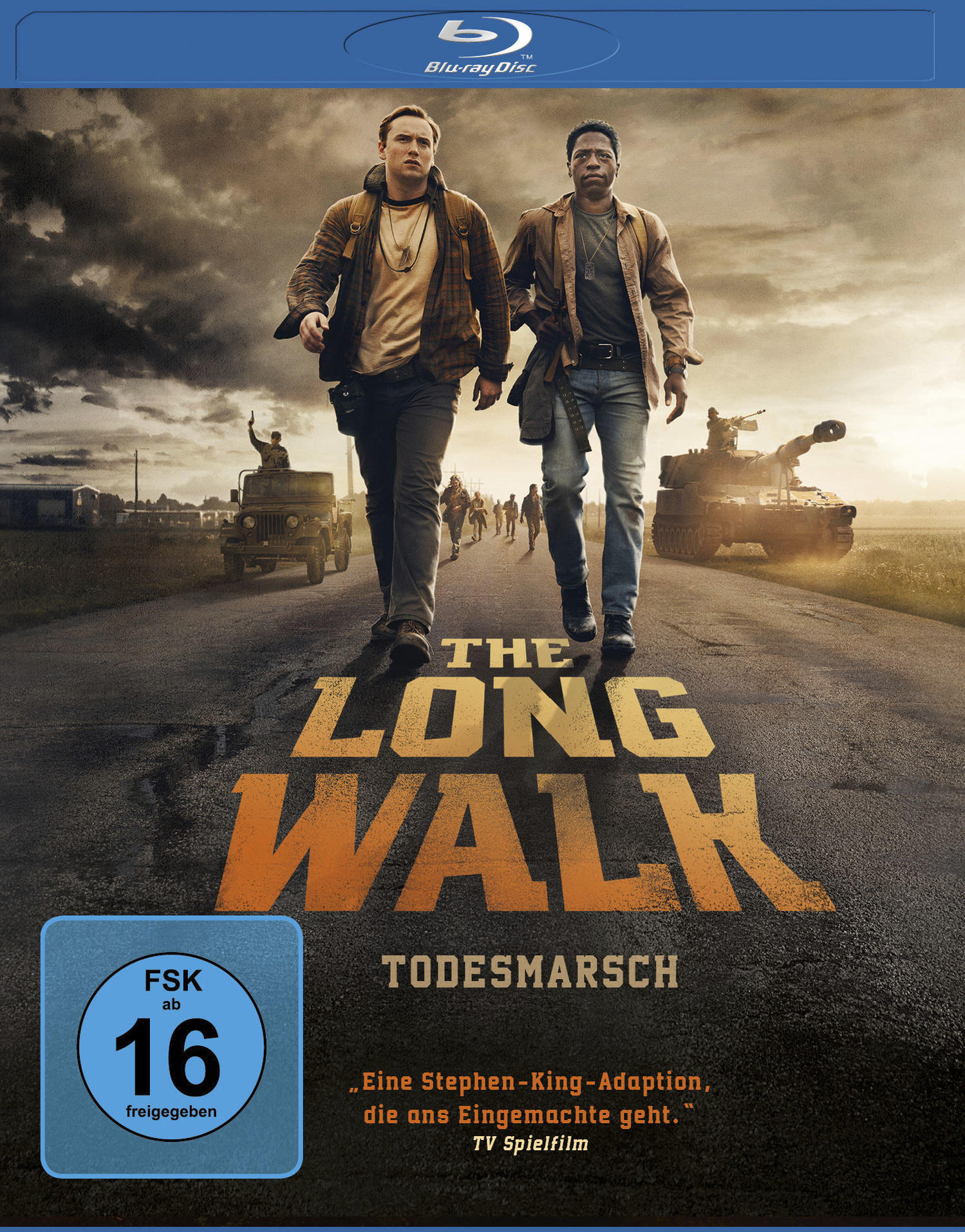 Zwei Männer gehen auf einer Straße auf den Betrachter zu. Titel 'The Long Walk'. Panzer, Jeep und Menschen im Hintergrund. Blu-ray-Logo.
