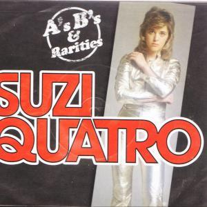 Albumcover für Suzi Quatro. Zeigt eine Frau in silbernem Anzug, Titel 'Suzi Quatro' in Rot und 'A's B's & Rarities'.