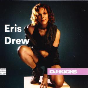 Frau in dunklem Outfit hockt, DJ-Kicks-Logo, Eris Drew-Text.