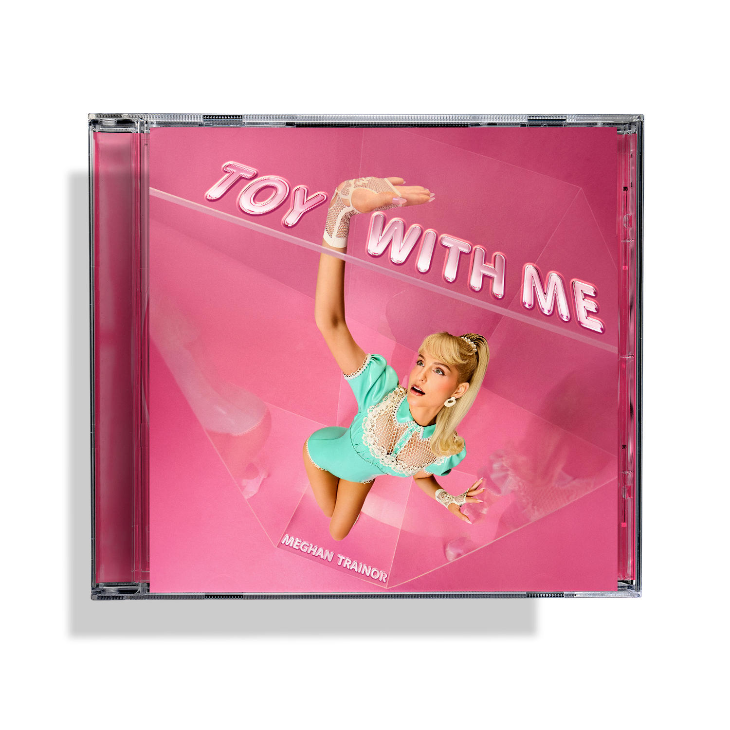 CD-Cover. Meghan Trainor in türkisfarbenem Outfit mit den Worten 'TOY WITH ME'. Rosa Hintergrund mit geometrischem Design.
