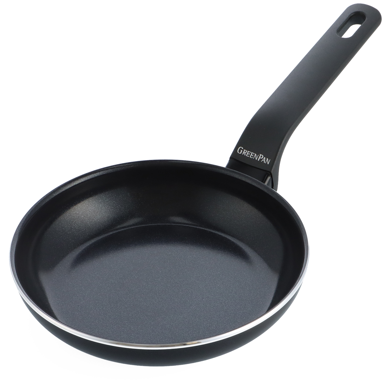 Une poêle GreenPan noire avec une longue poignée. La poêle est sur fond blanc. Le nom de la marque est visible sur la poignée.