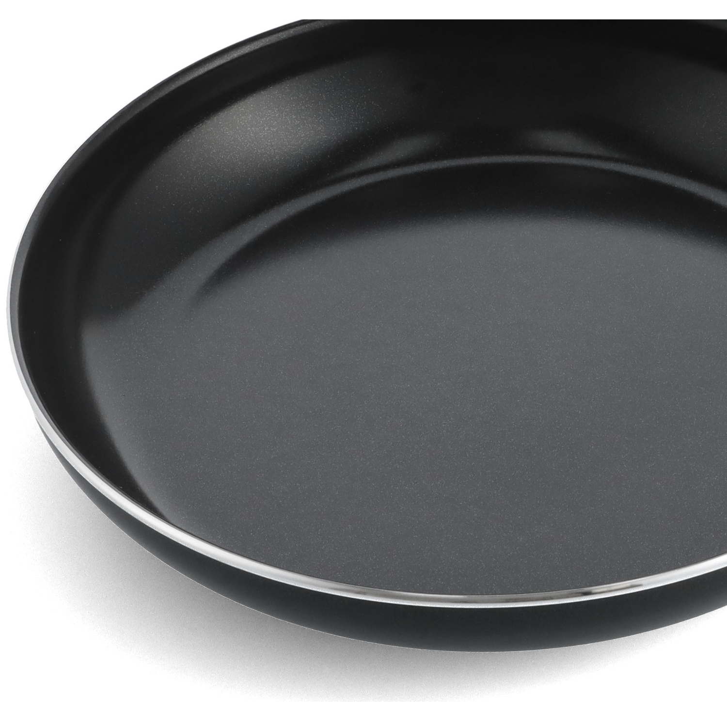 Gros plan d'une poêle noire avec un bord argenté, sur fond blanc.