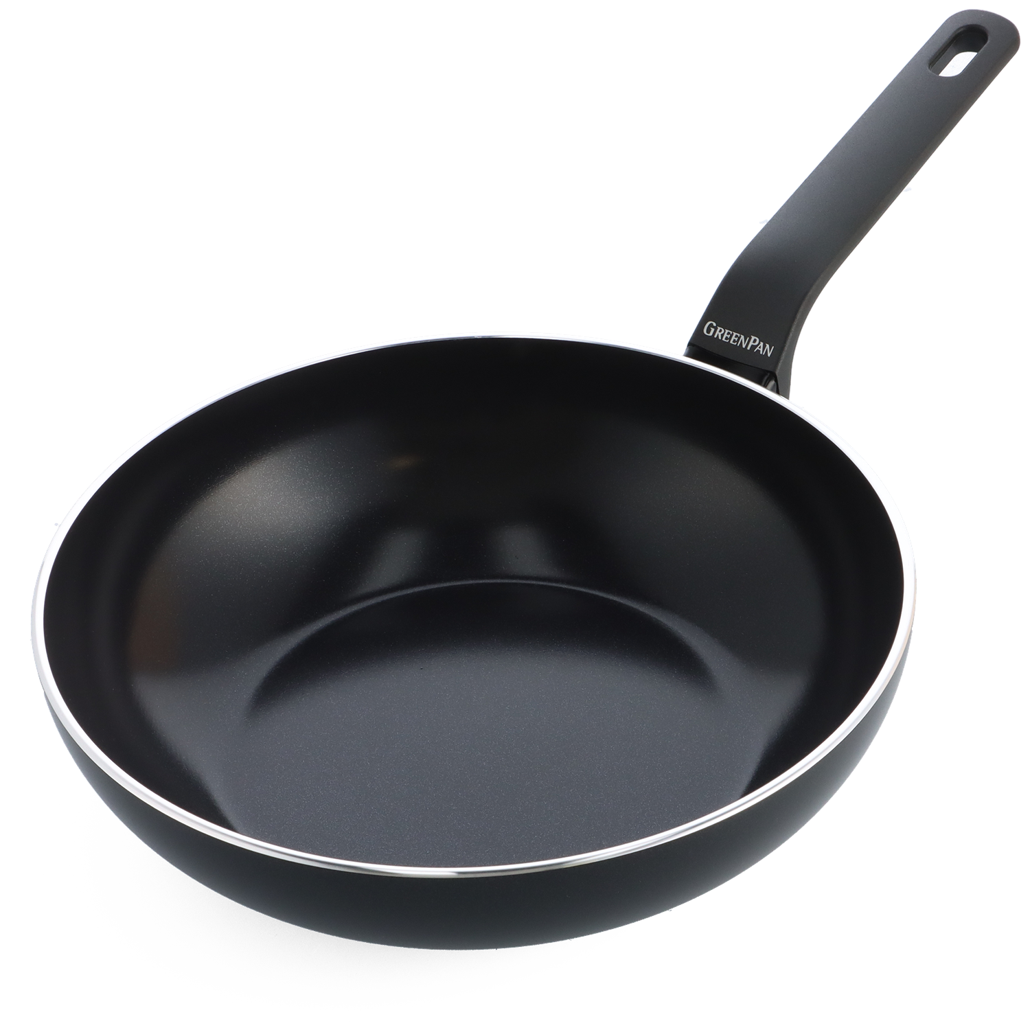 Een zwarte koekenpan met een lange handgreep. De pan is rond met een zilveren rand, de handgreep heeft de merknaam GREENPAN.