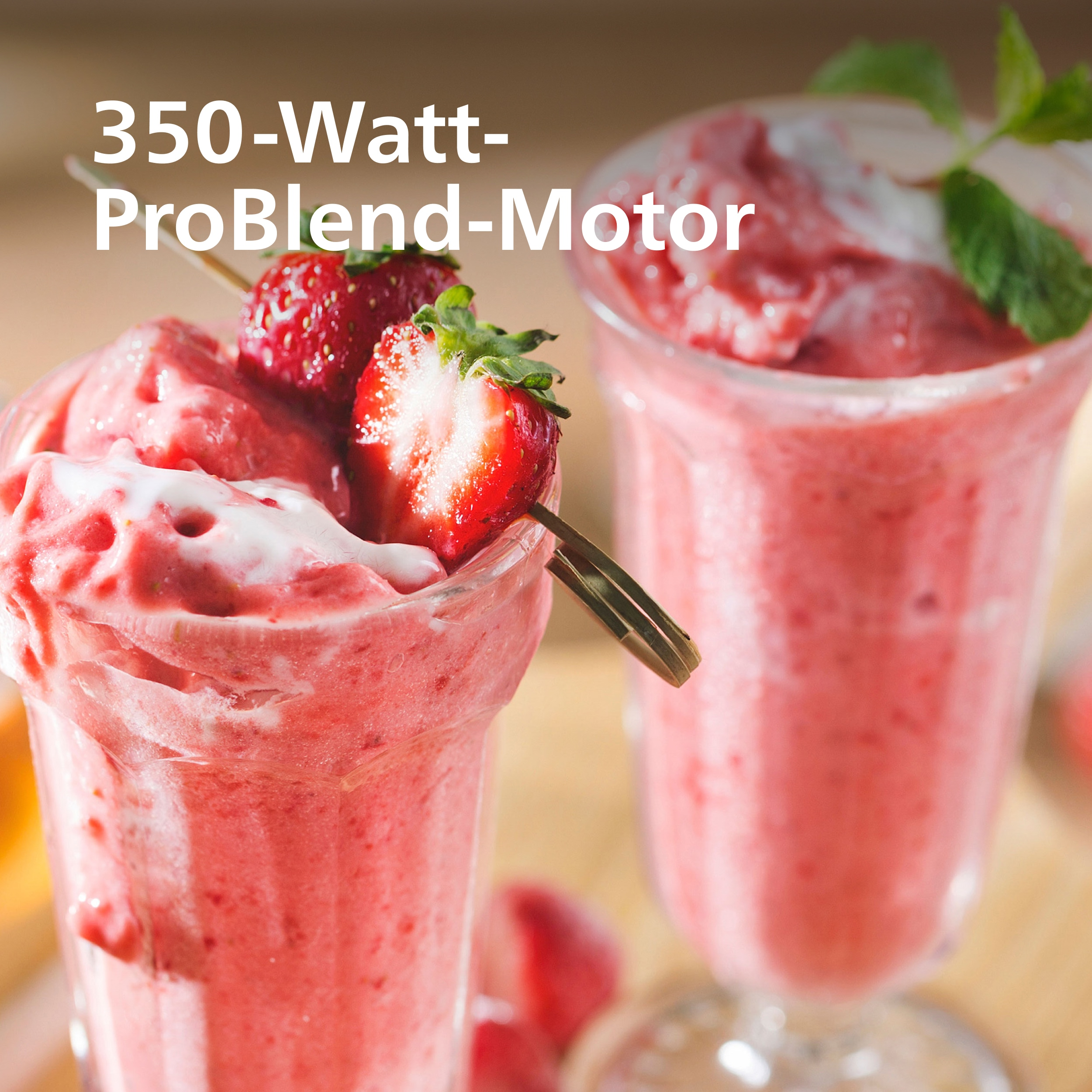 Zwei Gläser rosa Smoothie mit Erdbeeren, Minze und einem Holzspieß, mit dem Text '350-Watt-ProBlend-Motor'.