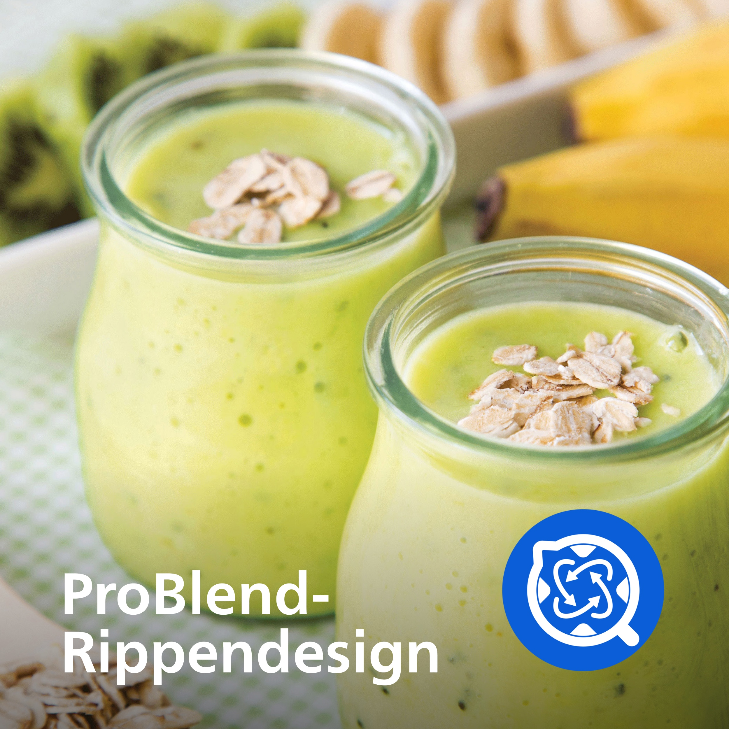 Zwei grüne Smoothies in Gläsern, mit Haferflocken belegt. Kiwi- und Bananenscheiben im Hintergrund.