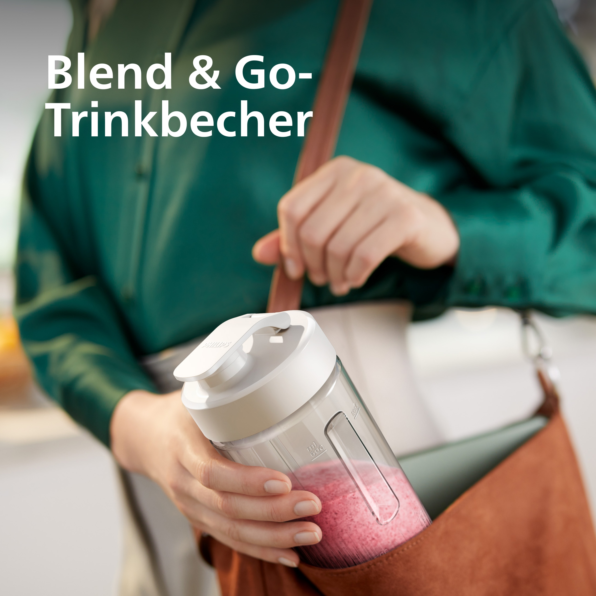 Eine Person hält eine weiße und transparente Mixflasche mit rosa Flüssigkeit in einer braunen Tasche. Grünes Hemd sichtbar.