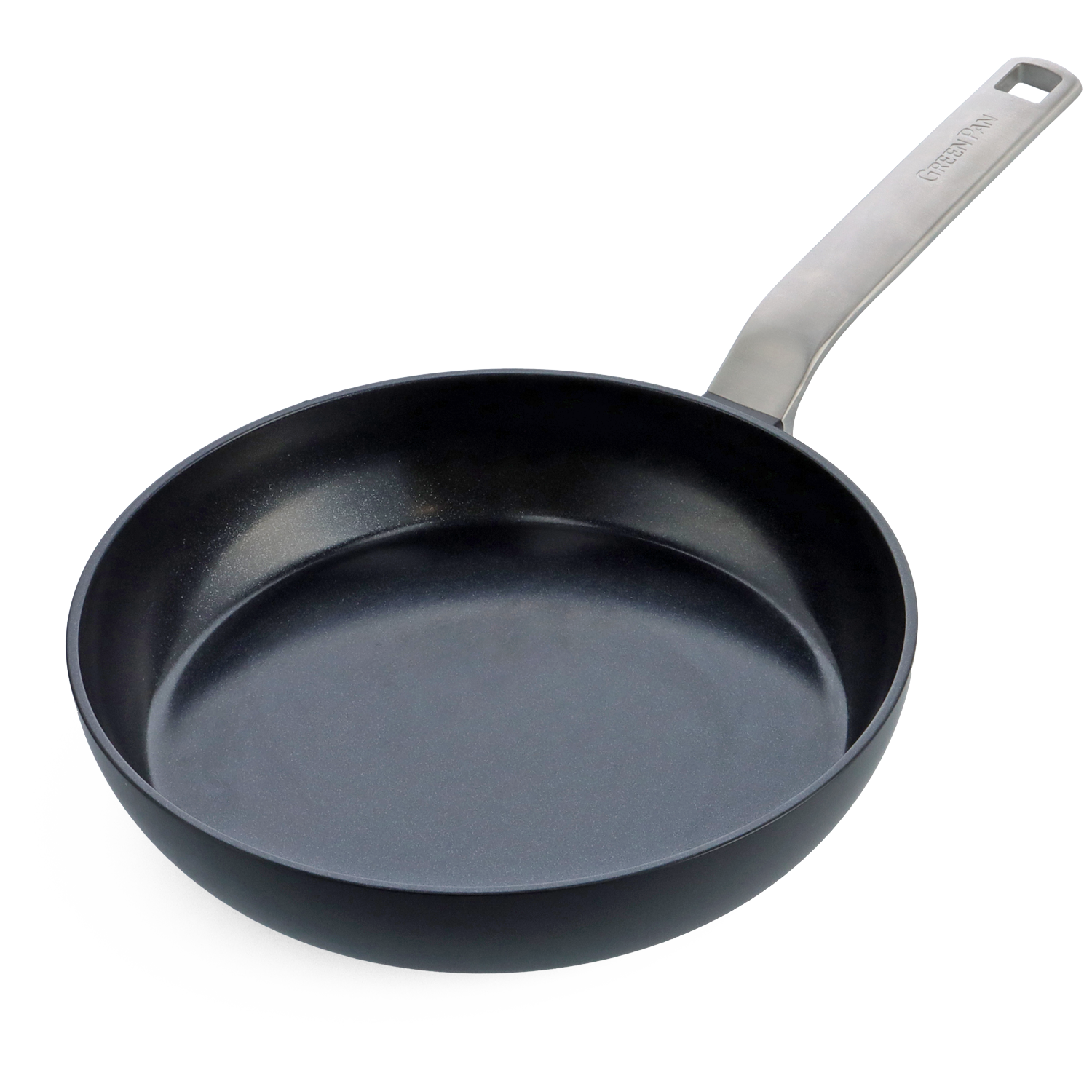 Een zwarte koekenpan met zilveren handvat, met het label 'Green Pan'. De pan is rond, op een witte achtergrond.