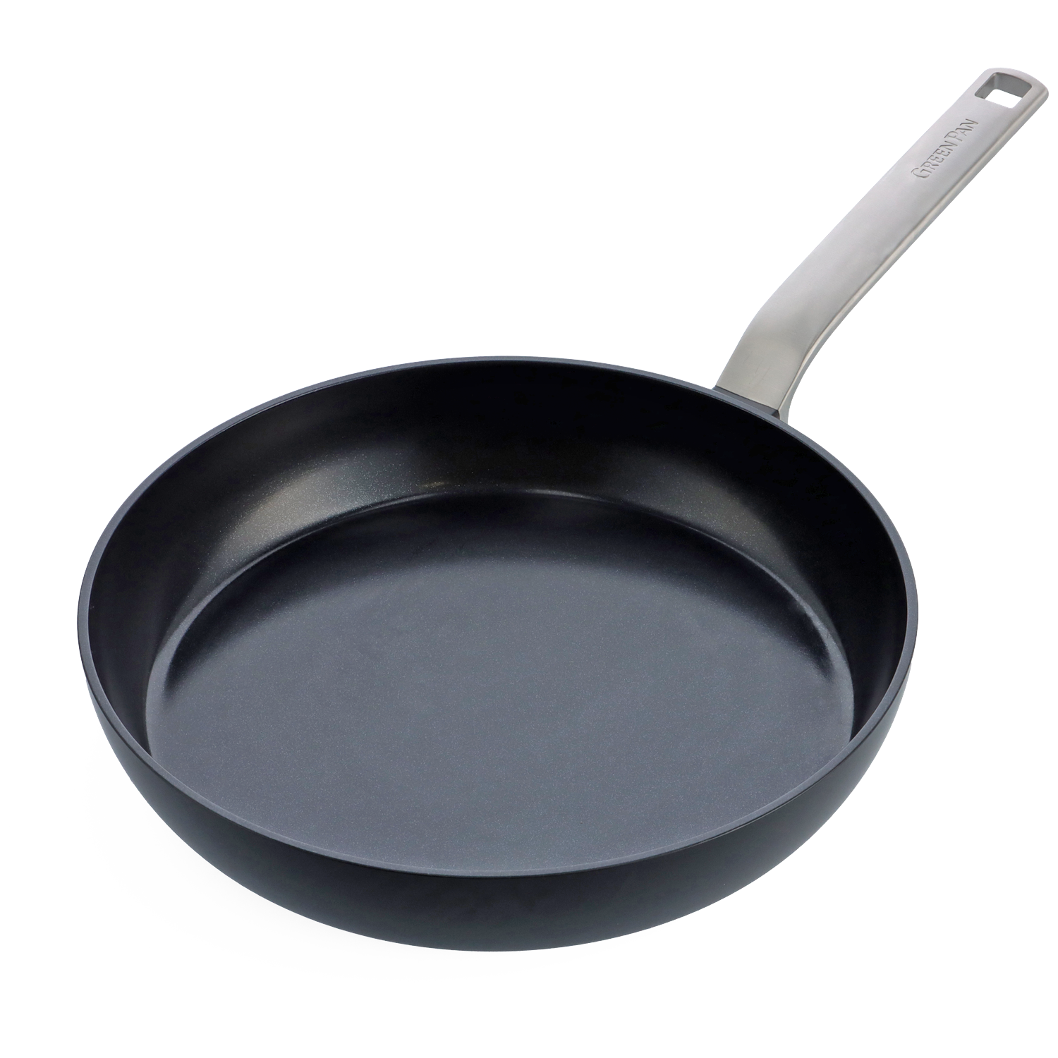 Een zwarte koekenpan met zilveren handvat op een witte achtergrond. Op het handvat staat 'GREENPAN'.