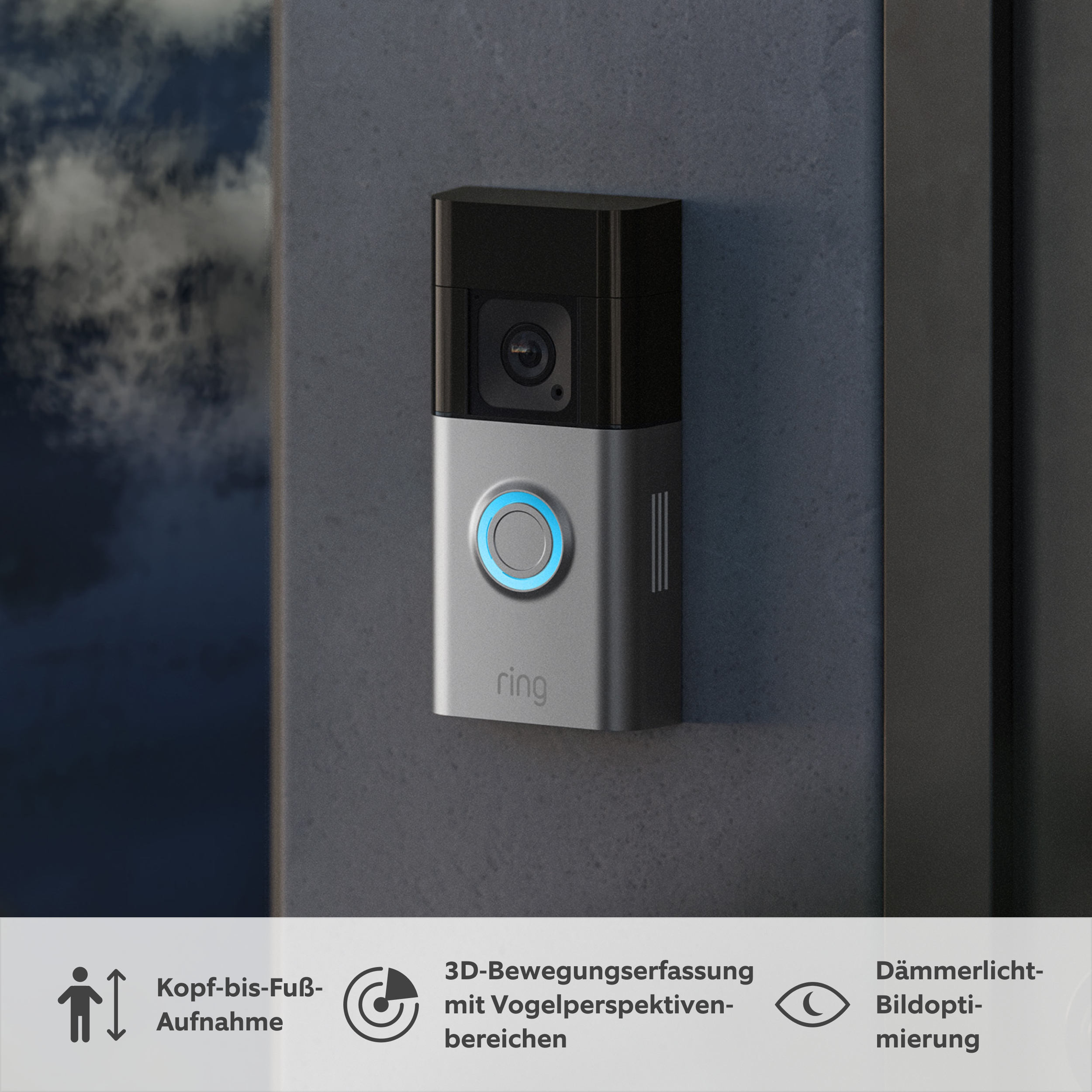 Eine Ring-Türklingel ist an einer grauen Wand montiert. Sie hat eine Kamera und eine blau leuchtende Taste. Der Himmel ist sichtbar.