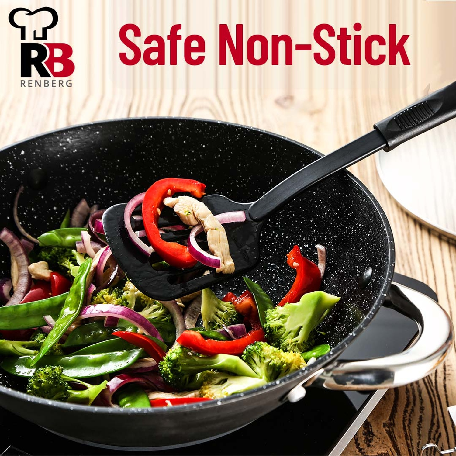 Un wok con verdure mescolate con una spatola nera. Il wok è su un fornello nero. Lo sfondo mostra un antiaderente sicuro.