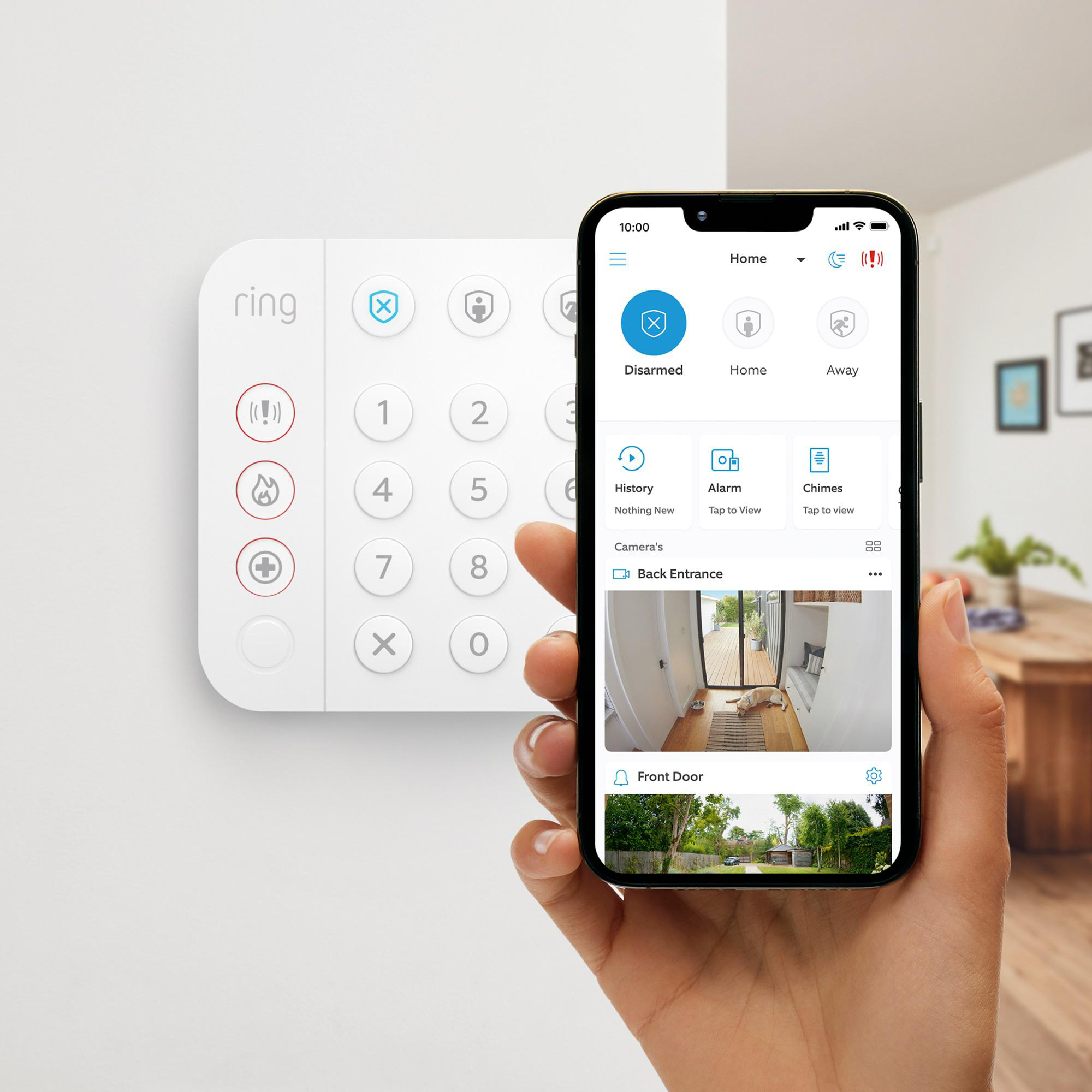 Eine Hand hält ein Telefon mit einer Sicherheits-App. Eine Tastatur befindet sich an der Wand.